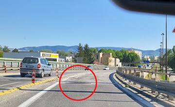 Nebezpečný výtlk na zjazde z Estakády po mesiacoch opravili. Tesne za ním sú ďalšie poškodenia