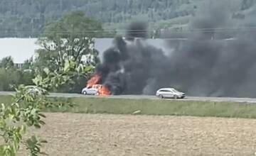 Auto vzbĺklo priamo na ceste pri Žiline. Vzduchom sa šíri hustý čierny dym