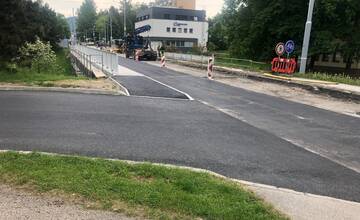 Mosty na Vlčincoch už majú v jednom pruhu nový asfalt, dokončiť ich majú v októbri