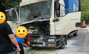 Na Donovaloch vzbĺkol kamión, hasili ho okoloidúci vodiči. Na mieste sú záchranné zložky