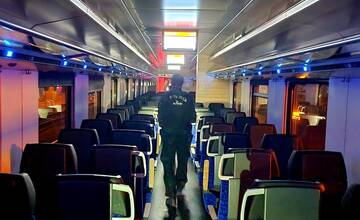 Bombu v Žiline nahlásil operátorke ZSSK anonym. Policajní pyrotechnici ju hľadali aj so psami