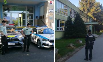 FOTO: Pred školami Žilinského kraja stoja štátni aj mestskí policajti, dôvodom je bombová hrozba z utorka