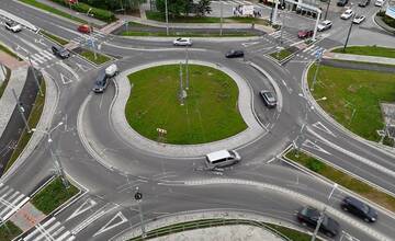 VIDEO: Viac než 100 chýb za hodinu. Žilinčania stále nevedia, ako jazdiť cez turbo-okružnú križovatku