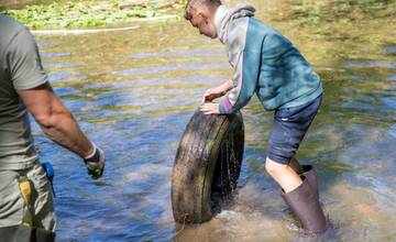 Za mesiac vyzbierali vyše 7500 vriec odpadu. Dobrovoľníci vyčistili aj brehy rieky Kysuca