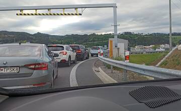 Na zjazde z diaľnice D1 v Bytčici má horieť osobné auto, na miesto smerujú žilinskí hasiči
