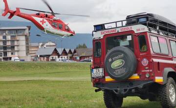 Na Orave zranil 24-ročného lesného robotníka strom. Udrieť ho mal do hlavy a ramena