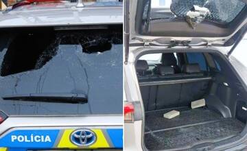 Sklo policajného auta v Žiline prerazil zámkovou dlažbou. Hliadke však dlho neunikal