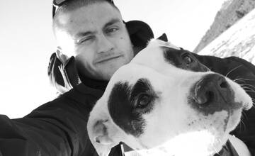 Žilinou prejde zástup vozidiel. Kamaráti a rodina sa lúčia s Branislavom, ktorý zomrel pri tragickej nehode