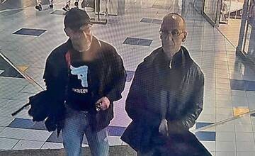 V žilinskom OC Dubeň došlo ku krádeži. Muži na fotografii by polícii skutok mohli objasniť
