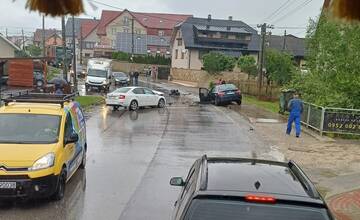 Frekventovanú cestu na Orave zablokovala zrážka osobných áut. Hlásia aj zranenie