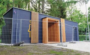 Bôrický park v Žiline má konečne dôstojné toalety. Otvorené budú v júli, pozrite si prevádzkovú dobu