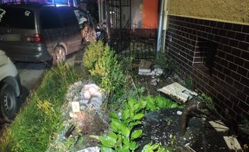 FOTO: Vodič v noci havaroval na Kysuciach. Z miesta nehody ušiel peši, auto nechal na mieste