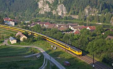 Vlaky cez Kysuce nepremávajú. Na trať sa zosunula pôda, poškodila koľajnice