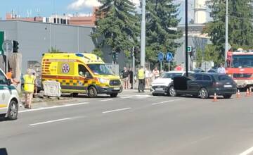 Na Košickej je nehoda so zraneniami, pod Strečnom sa pokazil kamión. Rátajte s kolónami