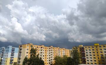 Vystriedajú vysoké teploty búrky? Pre Žilinu platia výstrahy pred prudkým lejakom