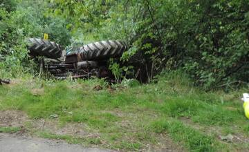 Na Kysuciach jazdil opitý muž na traktore. Prevrátil sa mimo cestu, skončil v rukách zdravotníkov