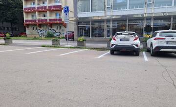 FOTO: Na Bulvári vyznačili parkovacie miesta, autá by už nemali stáť šikmo