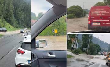 VIDEO: Obce v Žilinskom kraji sú zatopené, cesty sa zmenili na rieky. Zasahujú hasiči