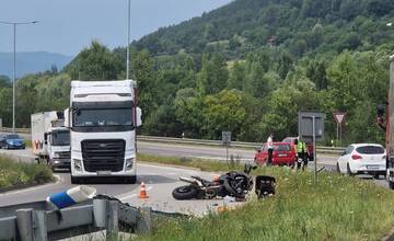 Na Ľavobrežnej ulici v Žiline mal nehodu motorkár. Na mieste je telo zabalené v čiernej plachte