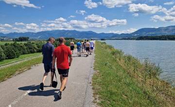 FOTO: Siedmi odsúdení na chvíľu opustili múry žilinskej väznice. Letný deň strávili pri vodnom diele