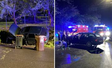 Po nehode v Zádubní skončilo auto mimo cesty. Spolujazdkyňu museli previezť do nemocnice