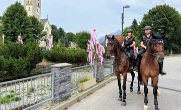 Jánošíkove dni aj rizikový zápas s Chorvátmi. Na bezpečnosť ľudí dohliadali policajti s koňmi
