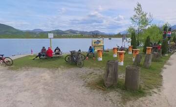 Deti hádžu kamene do kačiek na vodnom diele, rodičia ich ignorujú či dokonca podporujú