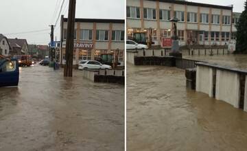 VIDEO: Obec na Orave je pod vodou, ľudia aj autá sa brodia riekou