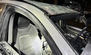FOTO: V Mojši skoro ráno vybuchlo osobné auto. Porsche prišli obhliadnuť aj pyrotechnici