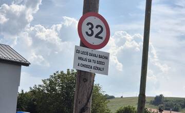 V Konskej vyriešili situáciu s rýchlo idúcimi autami po svojom. Netypická značka baví vodičov