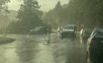 Počas náhlej búrky pri Hričovskej priehrade havarovala sanitka. Druhé auto zišlo z cesty