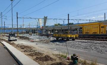 Železničiari v Žiline sa zapotili. Najprv pokazená výhybka, potom nákladný vlak poškodil vedenie