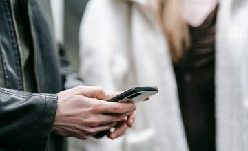 Skúšajú podvodníci novú taktiku? Žilinčanom volajú v mene lekárky, oslovia ich celým menom