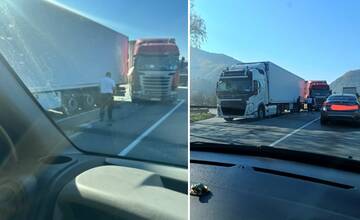 Cestu na Kysuce blokuje nehoda dvoch kamiónov, zrazili sa na križovatke