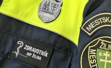 Nevzdal sa, aj keď lekár konštatoval smrť. Mestský policajt zo Žiliny zachránil život mužovi na ulici