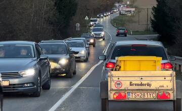 V Krasňanoch sa zrazili autá. Kolóny siahajú až do vedľajších obcí