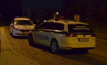 Vodičovi po nehode pri Dolnom Hričove pomohlo viacero policajtov. Verejne im ďakuje