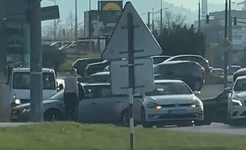 Na kruhovom objazde v Žiline došlo počas špičky k nehode, rátajte s kolónami