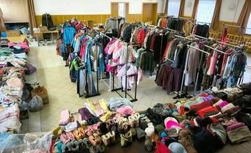 Detské čižmičky, teplé kabáty aj hrubé svetre. Burza vo Varíne pomôže s prípravou na chladné dni (FOTO)