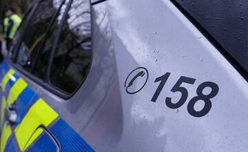 V Žiline zaútočil na policajtov muž so sekerou. Trafili ho taserom, zásah neprežil