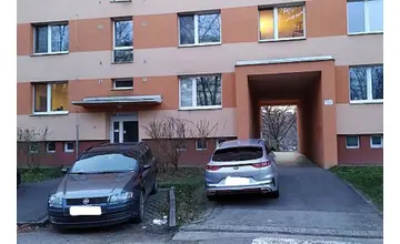 Parkujte si pred vlastným barakom, napísal niekto žene na auto. Vlčinčiarka mu nechala milý odkaz