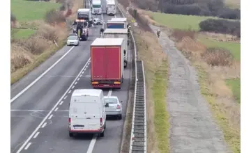 Vážna nehoda na R3 v Hornej Štubni. Po zrážke kamióna s autom je cesta neprejazdná