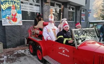 Kysucký Mikuláš má luxusný kočiar od hasičov. Deti navštívi už dnes popoludní