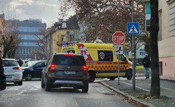 Premávku v centre Žiliny blokujú dve záchranky a mestská polícia, vodiči spôsobujú chaos