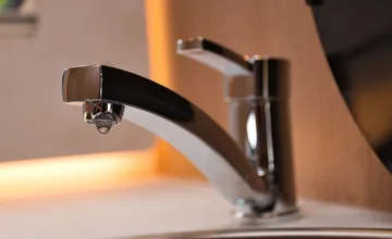 Obec pri Žiline má nedostatok vody. Pomôžte nájsť nový únik, ktorý zhoršuje situáciu!