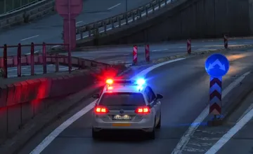 Pod Rondlom v noci zasahovali štyri policajné hliadky. Odviedli so sebou vodiča Fiatu