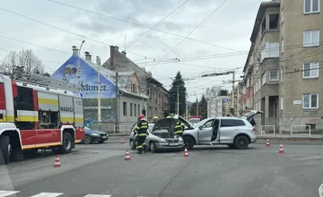 Na križovatke neďaleko centra Žiliny sa zrazili osobné autá. Pri náraze došlo aj k zraneniu