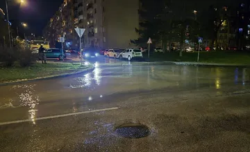 VIDEO: Na Vlčincoch sa po cestách valí voda, kohútiky vyschli. Prasklo potrubie, preparkujte si autá