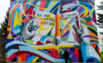 Základnú školu v Žiline zdobí nová maľba. Umelec Denis v nej zanechal silný odkaz pre deti