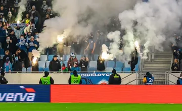 Dráma na futbalovom zápase v Žiline. Rasistické útoky a používanie pyrotechniky riešila disciplinárka